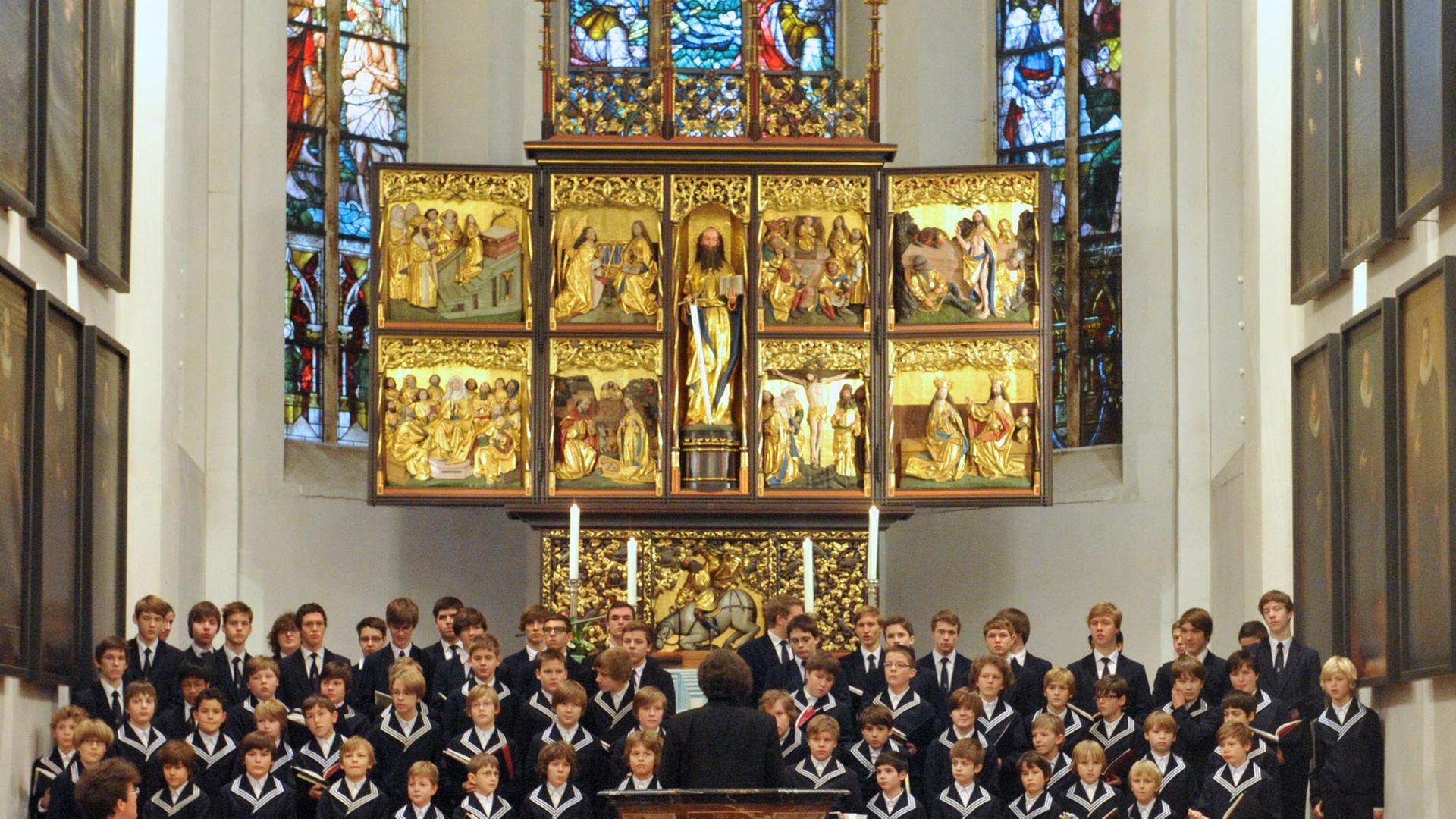 Gruppenbild des Thomaner-Chors vor dem Altar der Leipziger Thomaskirche im Jahr 2012 Gruppenbild des Thomaner-Chors vor dem Altar der Leipziger Thomaskirche im Jahr 2012