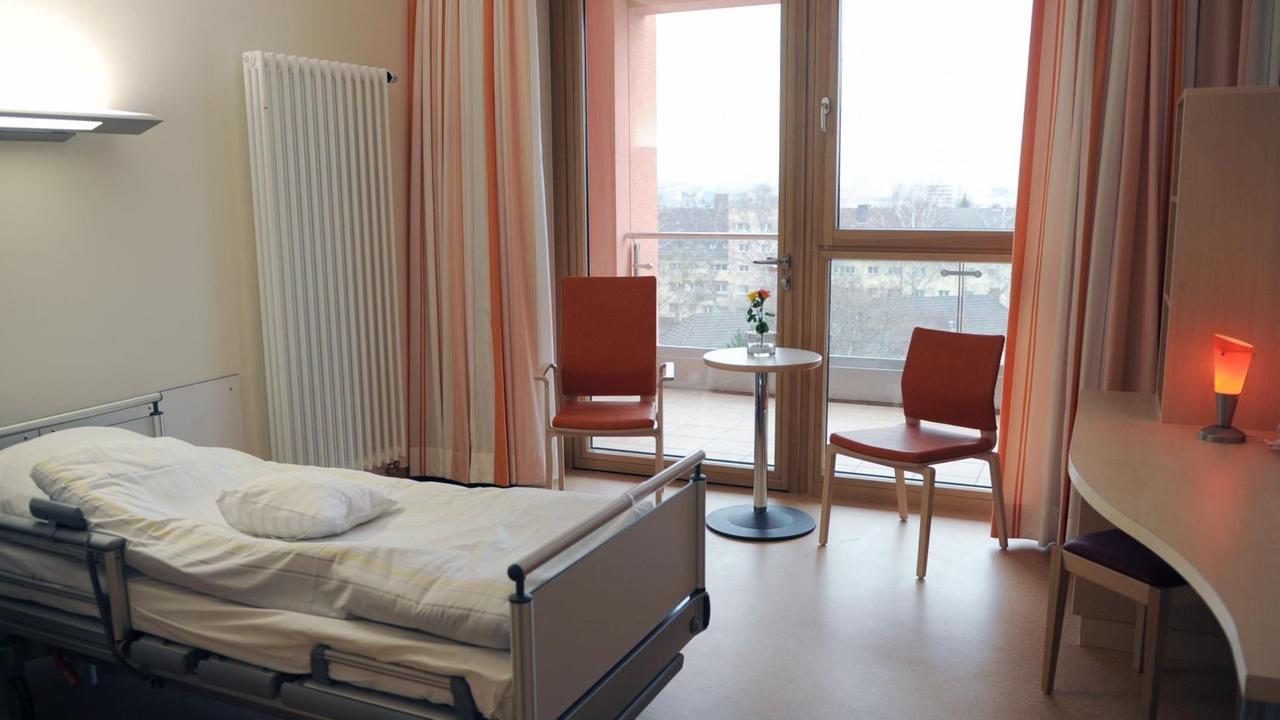 Blick in ein Patientenzimmer der Palliativstation im Roten Kreuz Krankenhaus (RKH) in Kassel Blick in ein Patientenzimmer der Palliativstation im Roten Kreuz Krankenhaus (RKH) in Kassel