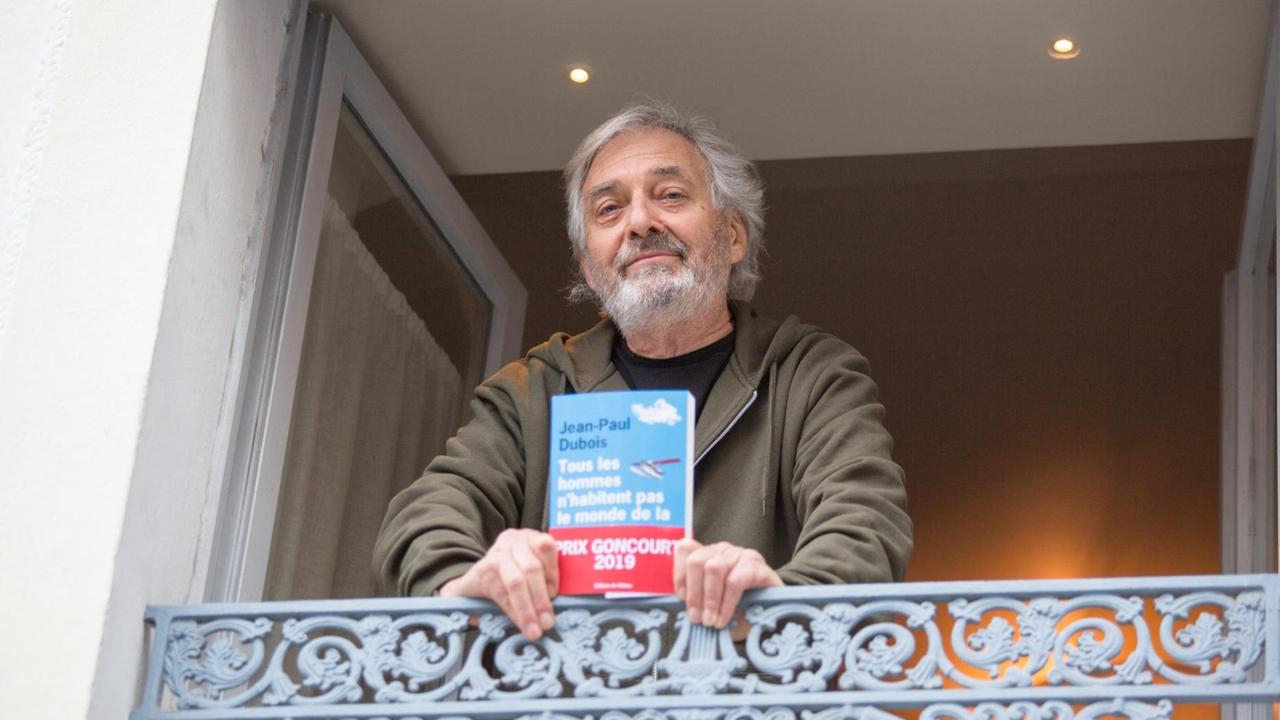 Jean-Paul Dubois steht am Balkon mit seinem Buch. Jean-Paul Dubois steht am Balkon mit seinem Buch.