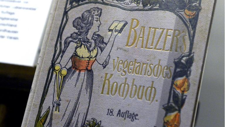 Ein vegetarisches Kochbuch von 1877 ist am 16.05.2013 in der neuen Sonderausstellung "Is(s) was?!" im Zeitgeschichtlichen Forum in Leipzig zu sehen. Der Autor Eduard Baltzer galt als Wegbereiter der vegetarischen Bewegung in Deutschland. Ein vegetarisches Kochbuch von 1877 ist am 16.05.2013 in der neuen Sonderausstellung "Is(s) was?!" im Zeitgeschichtlichen Forum in Leipzig zu sehen. Der Autor Eduard Baltzer galt als Wegbereiter der vegetarischen Bewegung in Deutschland.
