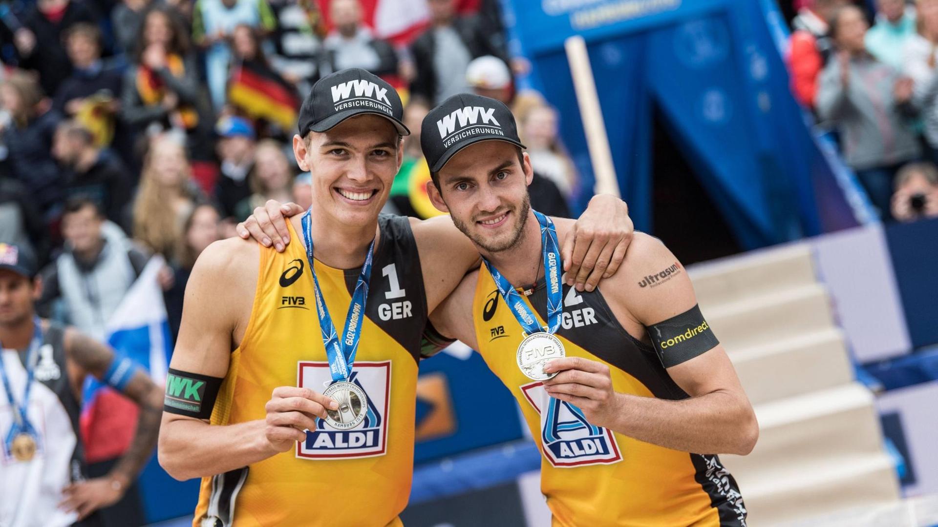 Clemens Wickler und Julius Thole haben bei der Beach-Volleyball-WM in Hamburg Silber gewonnen. Clemens Wickler und Julius Thole haben bei der Beach-Volleyball-WM in Hamburg Silber gewonnen.