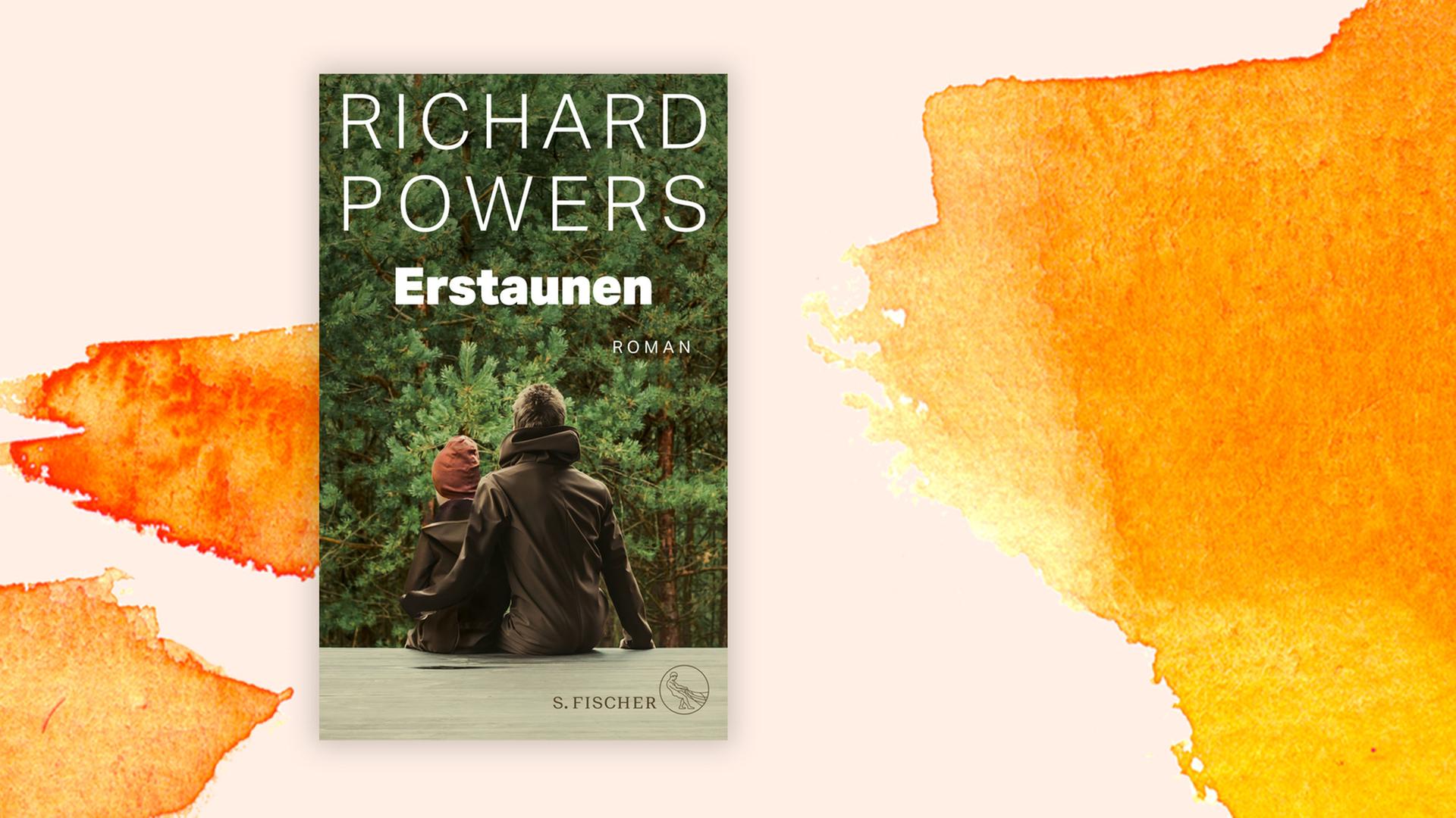 Cover des Romans "Erstaunen" von Richard Powers. Es zeigt von hinten einen Mann und einen Jungen, die auf einer hellen Oberfläche draußen sitzen und auf Nadelbäume schauen. Der Mann hat seinen Arm um den Jungen gelegt.