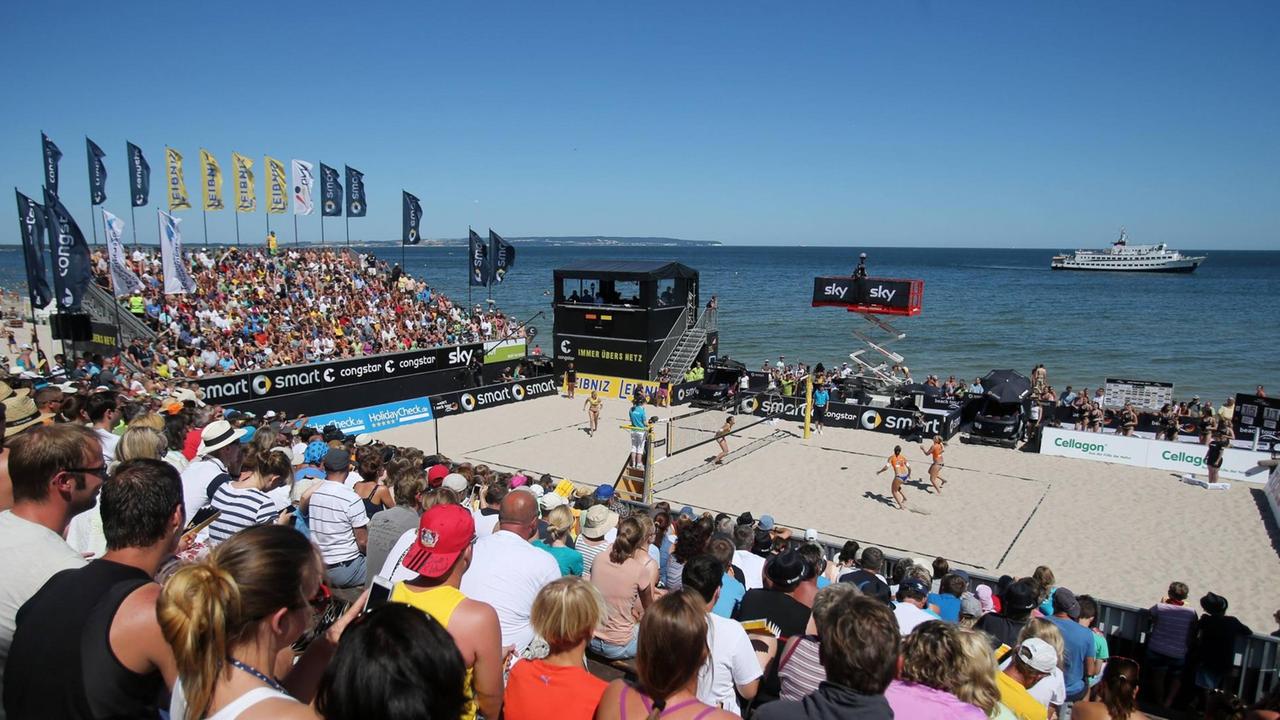 Das Beachvolleyball-Turnier "Smart Beach Tour" macht regelmäßig auch in Binz auf Rügen Halt. Das Beachvolleyball-Turnier "Smart Beach Tour" macht regelmäßig auch in Binz auf Rügen Halt.