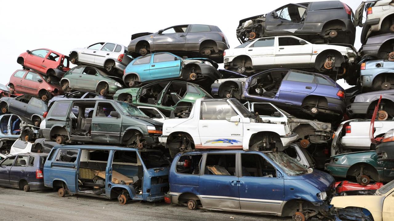 Schrottfahrzeuge stehen aufgetürmt auf dem Gelände des Autoverwerters Kiesow in Norderstedt bei Hamburg. Schrottfahrzeuge stehen aufgetürmt auf dem Gelände des Autoverwerters Kiesow in Norderstedt bei Hamburg.