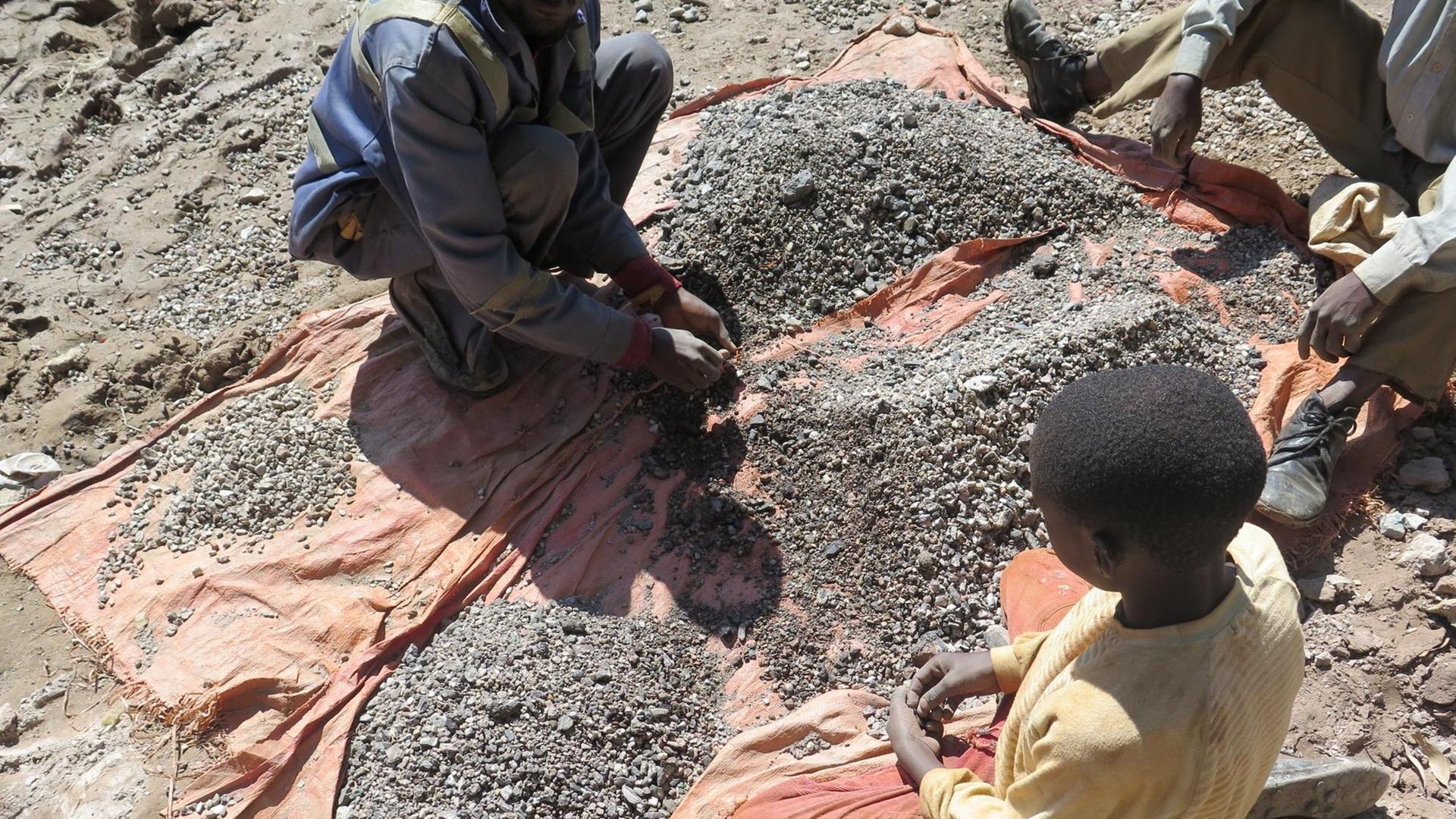 Kinder arbeiten auf der undatierten Aufnahme von Amnesty International in einer Kobaltmine im Kongo Kinder arbeiten auf der undatierten Aufnahme von Amnesty International in einer Kobaltmine im Kongo