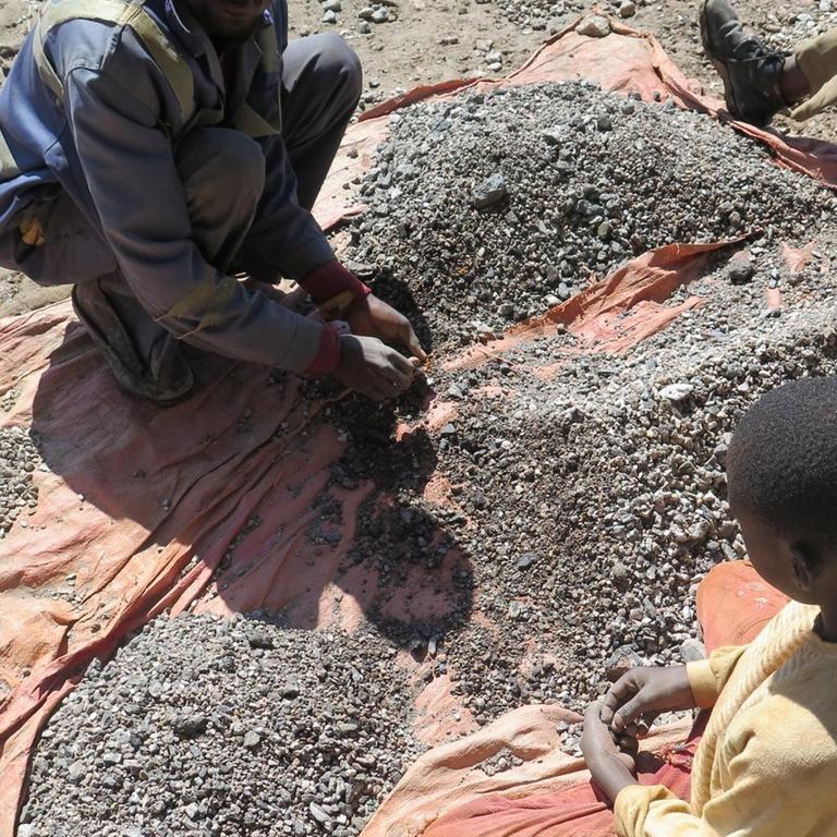 Kinder arbeiten auf der undatierten Aufnahme von Amnesty International in einer Kobaltmine im Kongo