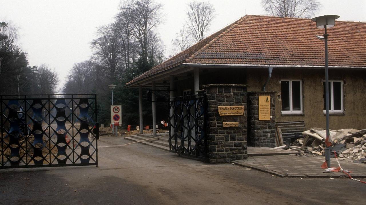 Einfahrt in die Waldsiedlung Wandlitz, nördlich von Berlin. (1993)