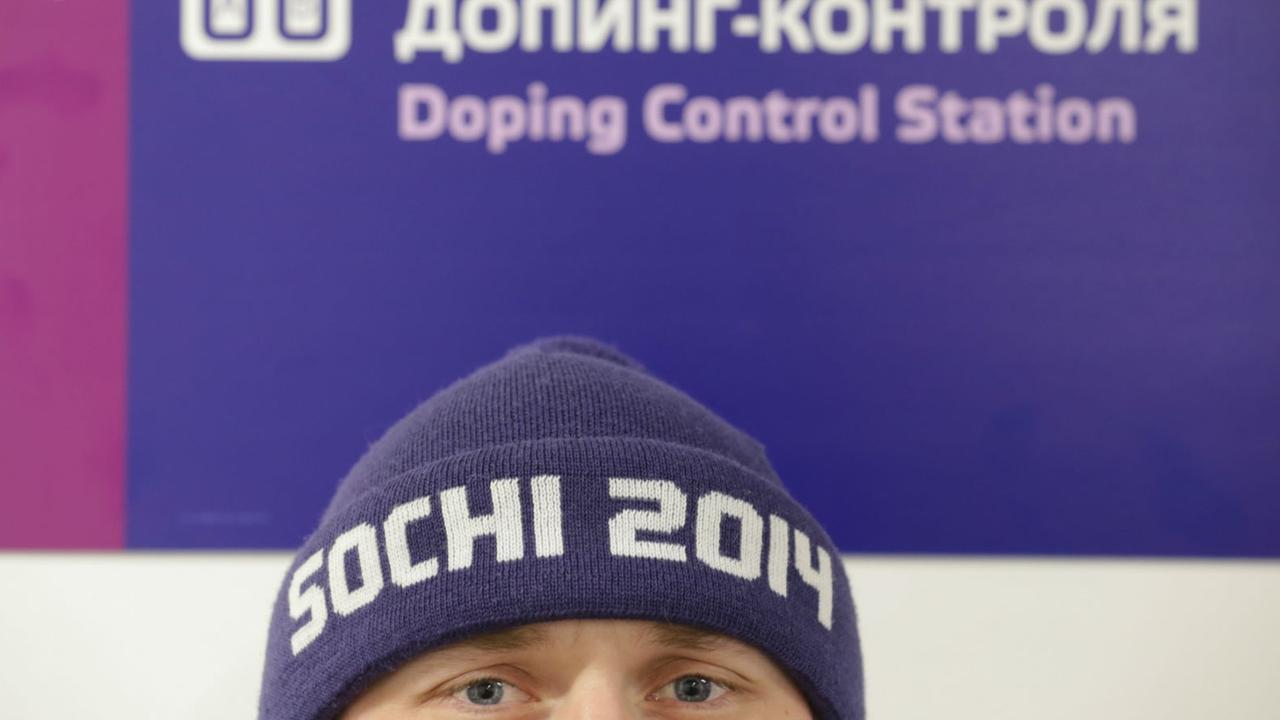 Ein Mann vor einer Doping-Kontrolle in Sotschi während der Olympischen Winterspiele 2014. Ein Mann vor einer Doping-Kontrolle in Sotschi während der Olympischen Winterspiele 2014.