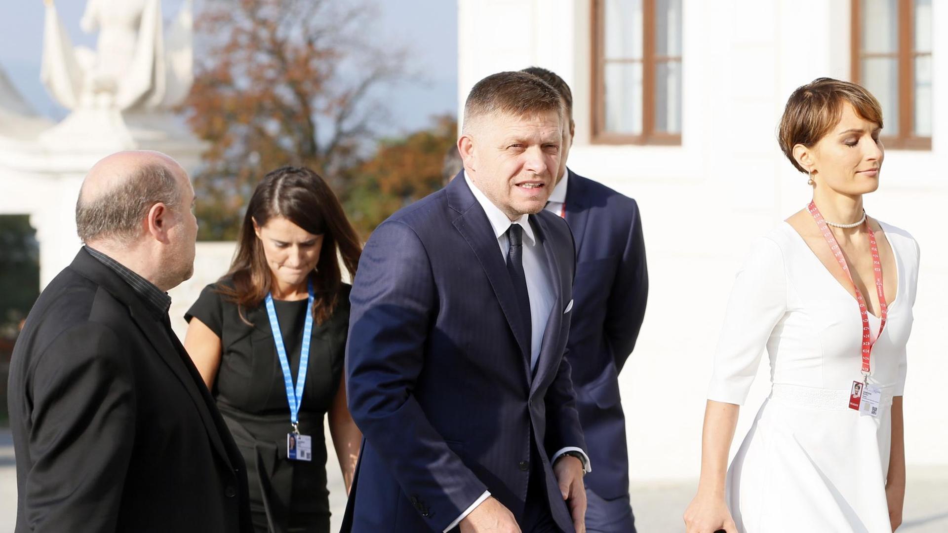 Der slowakische Regierungschef Fico auf dem Weg zum EU-Gipfel in Bratislava. Der slowakische Regierungschef Fico auf dem Weg zum EU-Gipfel in Bratislava.