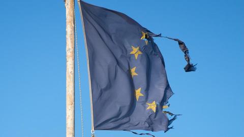 Eine zerissene Europa-Flagge flattert am 01.03.2016 auf dem Passagierterminal im Hafen von Vathy auf der Insel Samos (Griechenland). In der europäischen Flüchtlingskrise haben mehrere Länder in den vergangenen zehn Tagen Flüchtlingsobergrenzen und Grenzkontrollen eingeführt. Dadurch kommt es zu einem großen Rückstau von Migranten in Griechenland.
