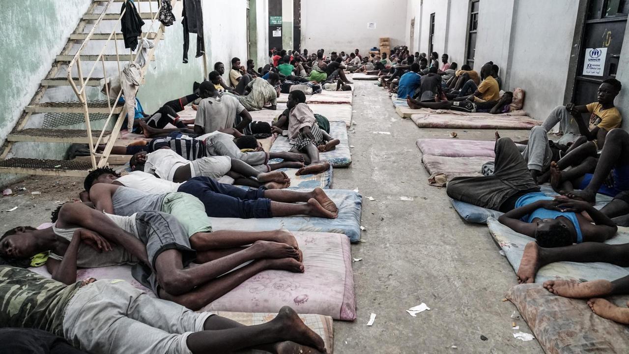 In Gewahrsam genommene Flüchtlinge  in einem Lager in Zawiyah / Libyen, 45 Kilometer westlich von Tripolis