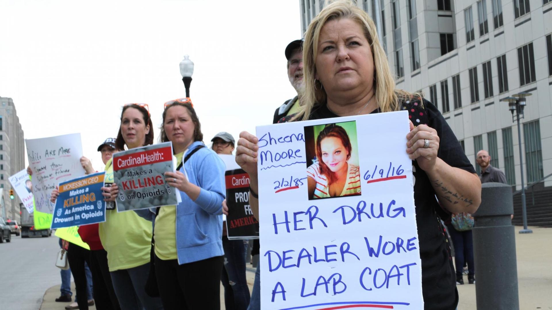 Vor dem Bundesgericht in Cleveland/Ohio im Mai 2018: Angehörige und Opfer der Opioid-Epidemie fordern Milliarden, um Reha-Zentren zu finanzieren. Vor dem Bundesgericht in Cleveland/Ohio im Mai 2018: Angehörige und Opfer der Opioid-Epidemie fordern Milliarden, um Reha-Zentren zu finanzieren.