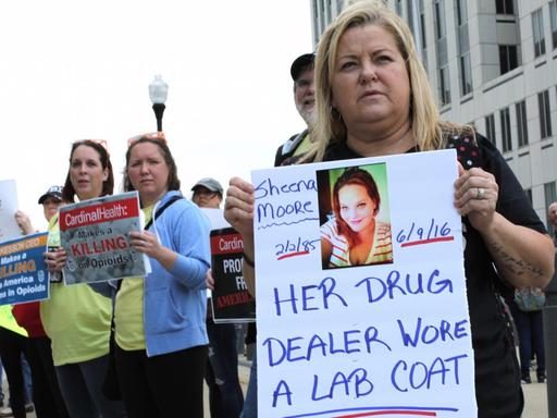 Vor dem Bundesgericht in Cleveland/Ohio im Mai 2018: Angehörige und Opfer der Opioid-Epidemie fordern Milliarden, um Reha-Zentren zu finanzieren.