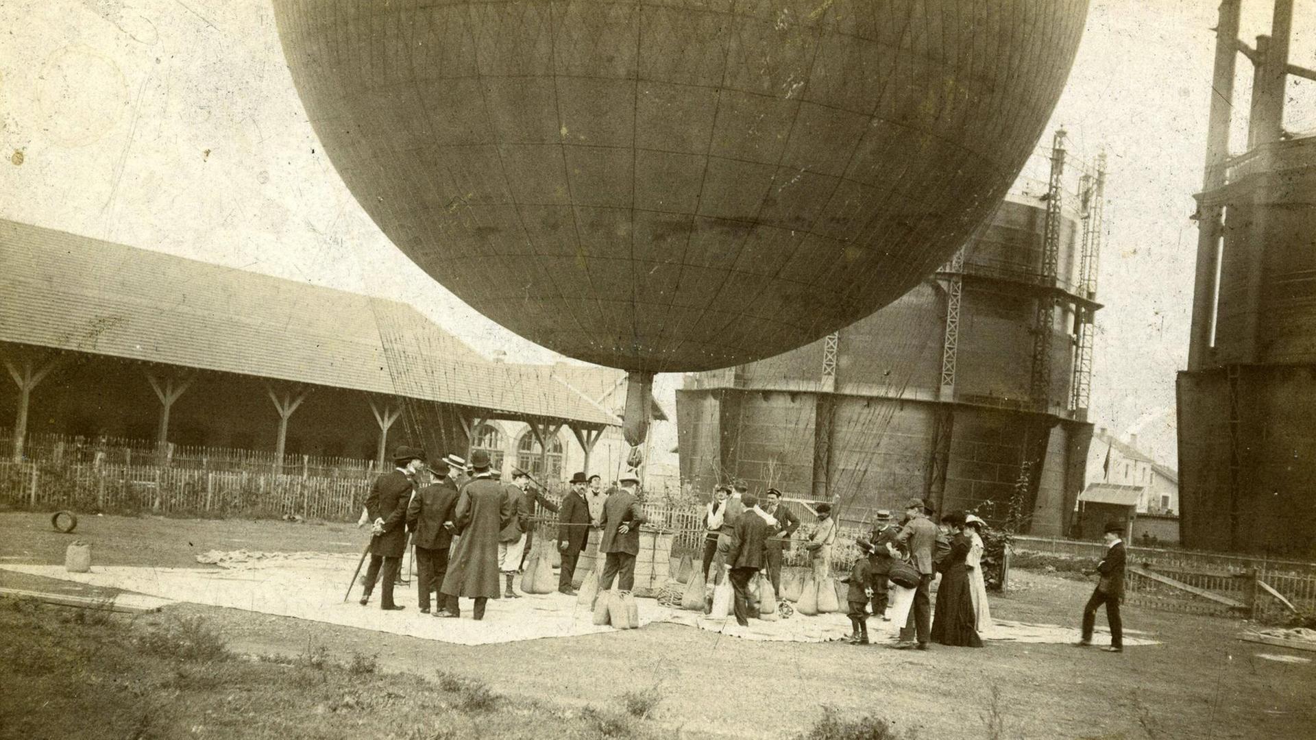 Eine Ballonabfahrt um 1900 in Frankreich. (Symbolbild) Eine Ballonabfahrt um 1900 in Frankreich. (Symbolbild)