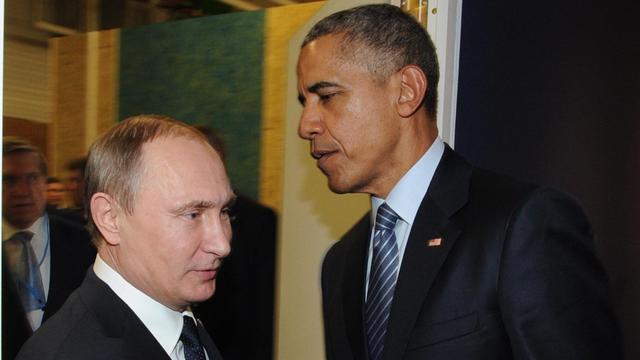 Der russische Präsident Putin trifft am 30.11.2015 mit dem US-Präsident Obama auf der Weltklimakonferenz in Paris zusammen.