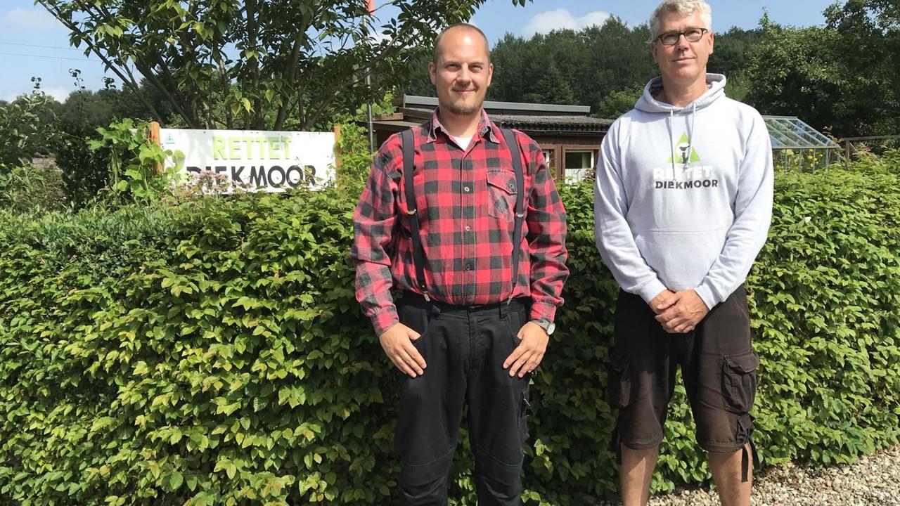 Benny Rimmler von den "Schreberrebellen" (l.) und Michael Heering, Kleingärtner am Diekmoor, wollen Natur und Schrebergärten bewahren Benny Rimmler von den "Schreberrebellen" (l.) und Michael Heering, Kleingärtner am Diekmoor, wollen Natur und Schrebergärten bewahren