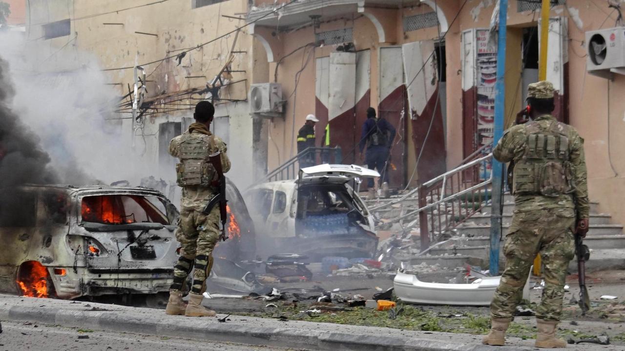 Somalische Sicherheitskräfte vor dem Anschlagsort in Mogadischu am 30. Juli 2017 Somalische Sicherheitskräfte vor dem Anschlagsort in Mogadischu am 30. Juli 2017