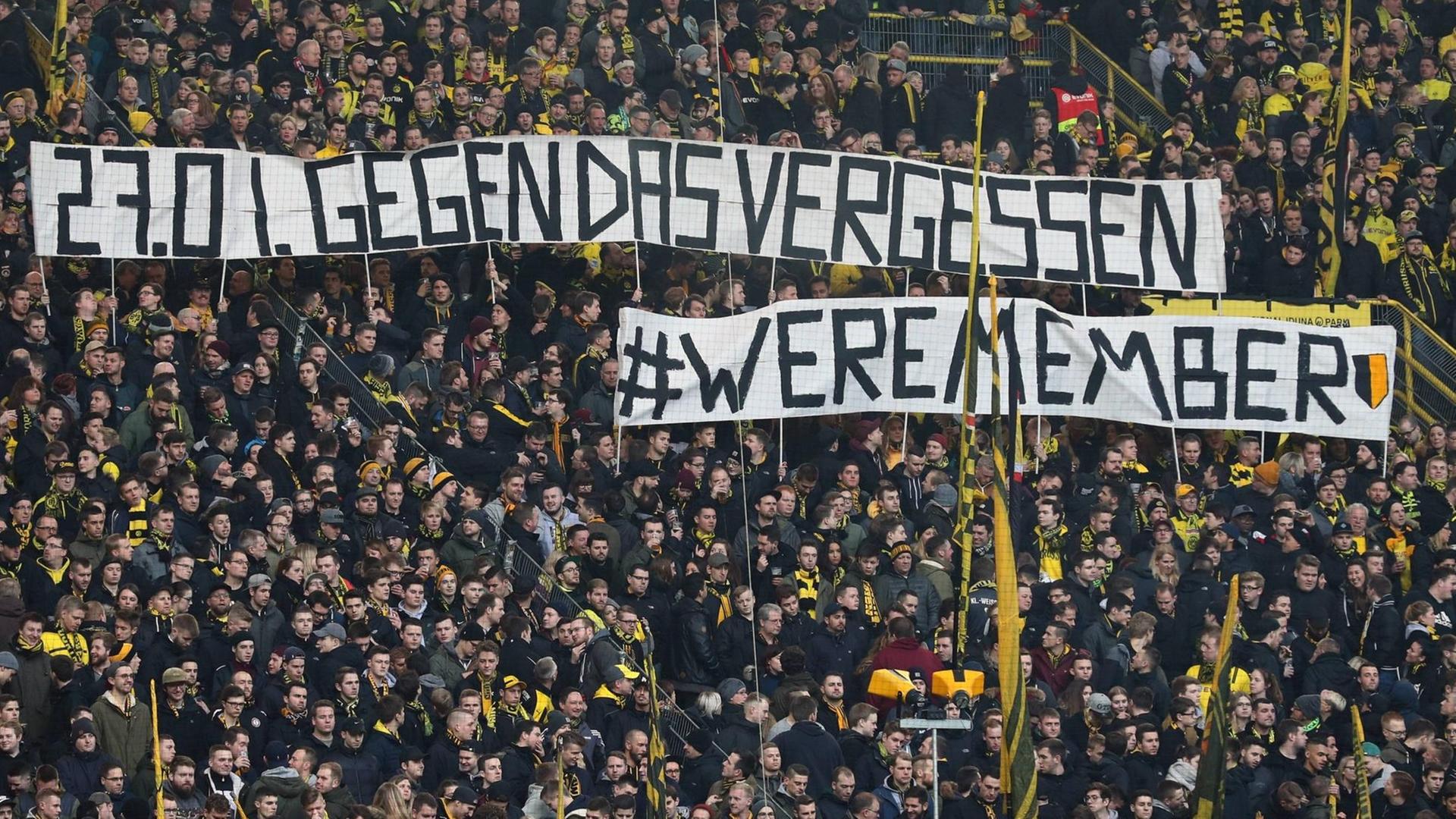 "Gegen das Vergessen": Spruchband der BVB-Initiative Ballspiel-Vereint zum Holocaust-Gedenktag am 27.01.2018. "Gegen das Vergessen": Spruchband der BVB-Initiative Ballspiel-Vereint zum Holocaust-Gedenktag am 27.01.2018.
