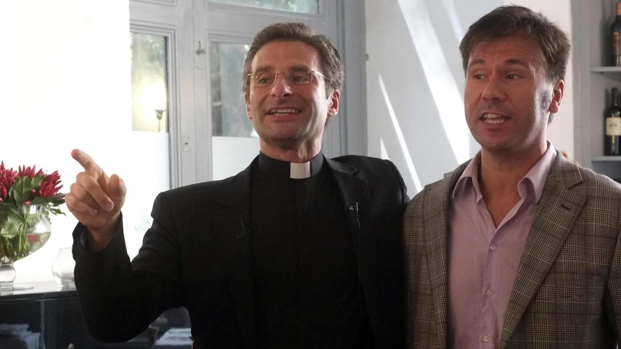 Der katholische Priester Krzysztof Charamsa steht bei einer Pressekonferenz in einem römischen Restaurant neben seinem Partner Edoardo. Der katholische Priester Krzysztof Charamsa steht bei einer Pressekonferenz in einem römischen Restaurant neben seinem Partner Edoardo.