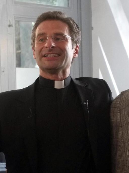 Der katholische Priester Krzysztof Charamsa steht bei einer Pressekonferenz in einem römischen Restaurant neben seinem Partner Edoardo.