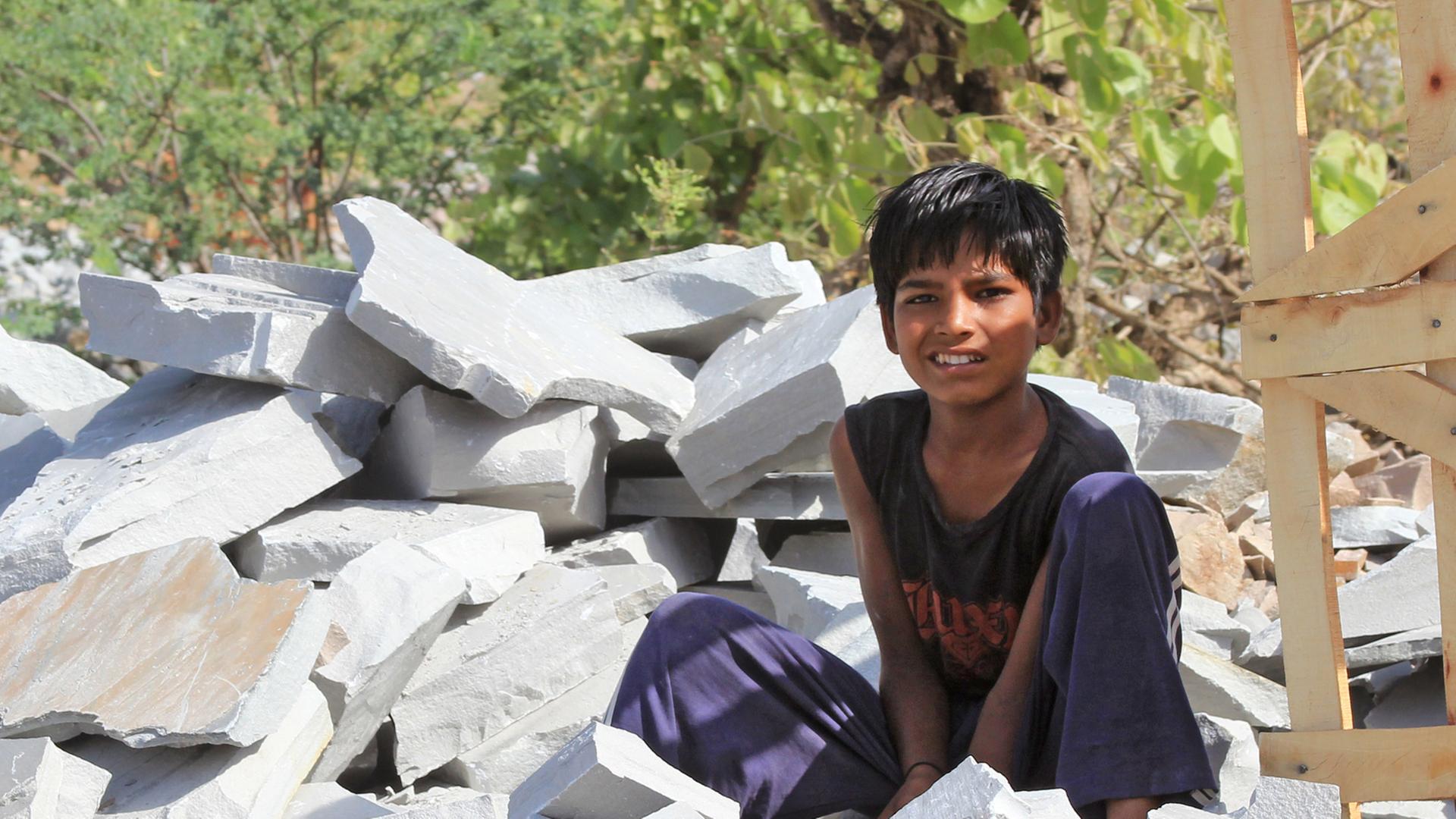 Tausende Kinder hauen in Steinbrüchen in Indien Pflastersteine für den europäischen Markt. Tausende Kinder hauen in Steinbrüchen in Indien Pflastersteine für den europäischen Markt.