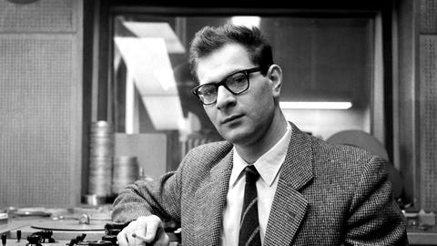 Der Komponist Mauricio Kagel im elektronischen Studio des WDR im Jahre 1960.