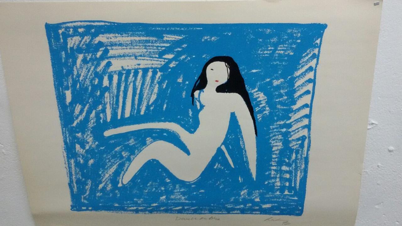 Ein Gemälde einer nackten Frau vor blauem Hintergrund von Bob Rutman Ein Gemälde einer nackten Frau vor blauem Hintergrund von Bob Rutman