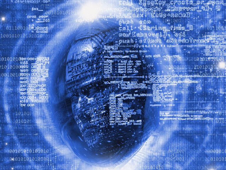 Abstrakte Illustration zum Thema Technologie: rund um einen stilisierten menschlichen Kopf sind vor blauem Hintergrund Zahlen und andere Zeichen zu sehen.