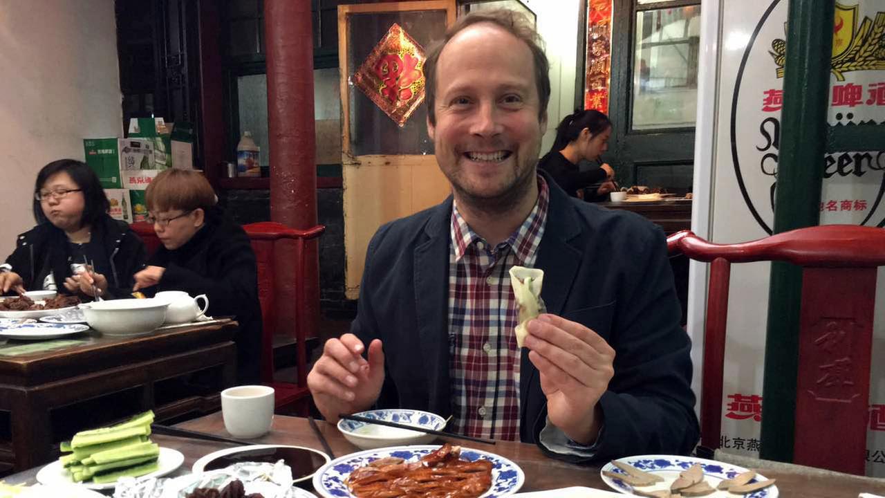 China-Korrespondent Axel Dorloff beim Pekingente-Essen China-Korrespondent Axel Dorloff beim Pekingente-Essen