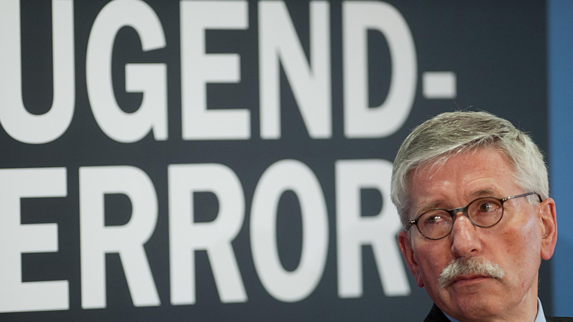 Thilo Sarrazin stellt am 24.02.2014 in Berlin sein neues Buch "Der neue Tugendterror" vor. Thilo Sarrazin stellt am 24.02.2014 in Berlin sein neues Buch "Der neue Tugendterror" vor.