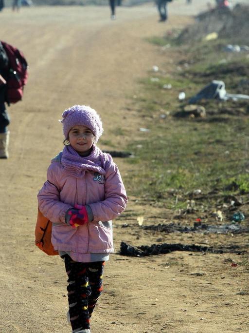 Flüchtlinge laufen durch Serbien.
