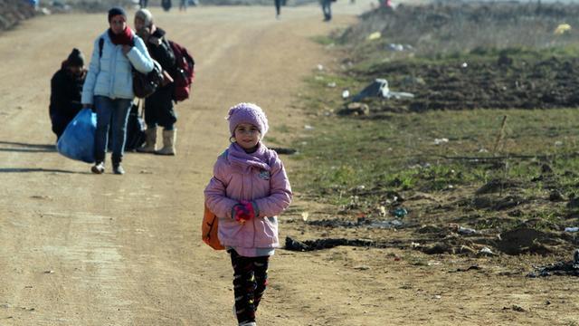 Flüchtlinge laufen durch Serbien.