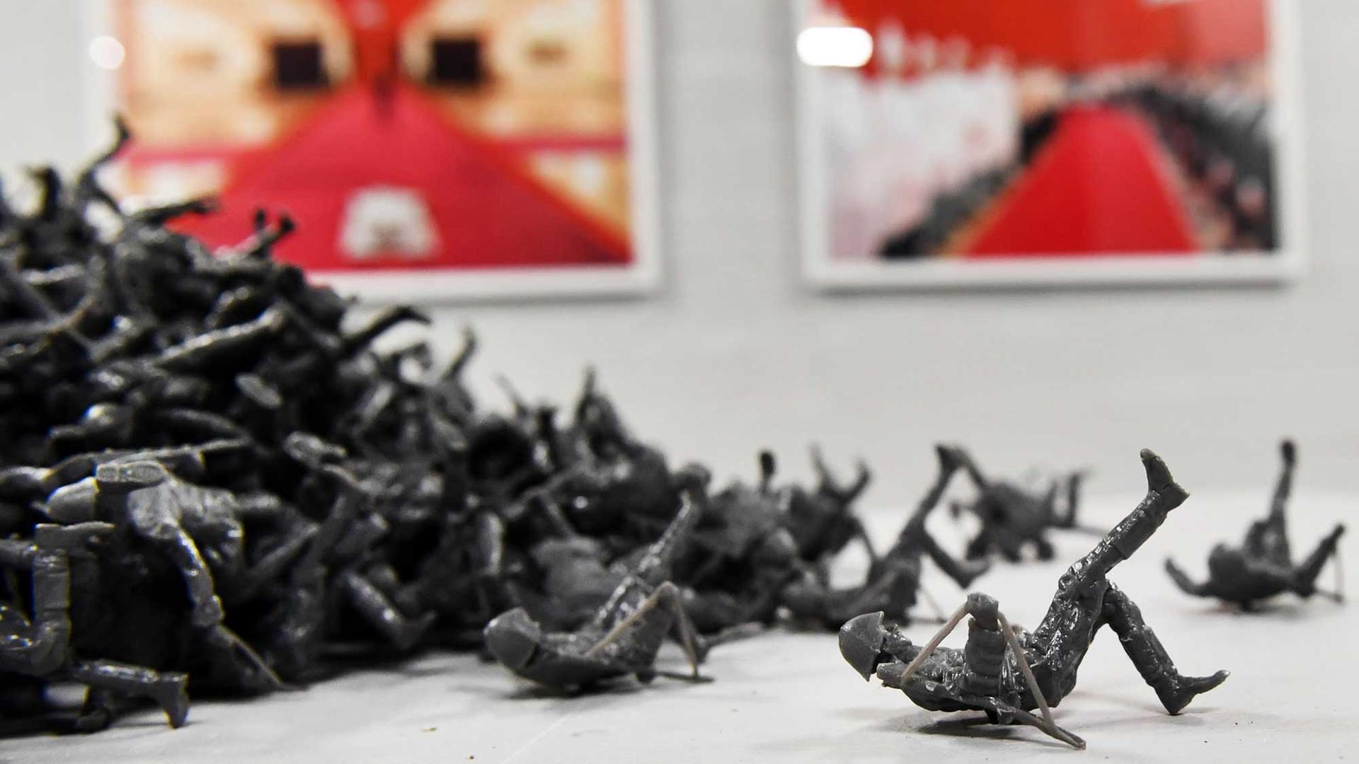 Das Kunstwerk "Mauerspringer" von Fernando Sanchez Castillo aus kleinen Soldaten-Figuren ist am 26.07.2017 in Dresden (Sachsen) auf der 11. Internationalen Ausstellung für zeitgenössische Kunst "Ostrale" zu sehen. Das Kunstwerk "Mauerspringer" von Fernando Sanchez Castillo aus kleinen Soldaten-Figuren ist am 26.07.2017 in Dresden (Sachsen) auf der 11. Internationalen Ausstellung für zeitgenössische Kunst "Ostrale" zu sehen.