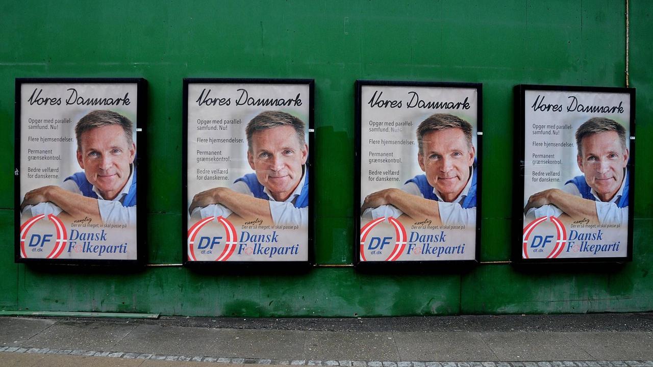 Die rechtspopulistische "Dänische Volkspartei" ist mit 21 Prozent zweitstärkste Kraft im Parlament. Sie wirbt mit ihrem Parteivorsitzender Kritian Thulesen Dahl. Die rechtspopulistische "Dänische Volkspartei" ist mit 21 Prozent zweitstärkste Kraft im Parlament. Sie wirbt mit ihrem Parteivorsitzender Kritian Thulesen Dahl.