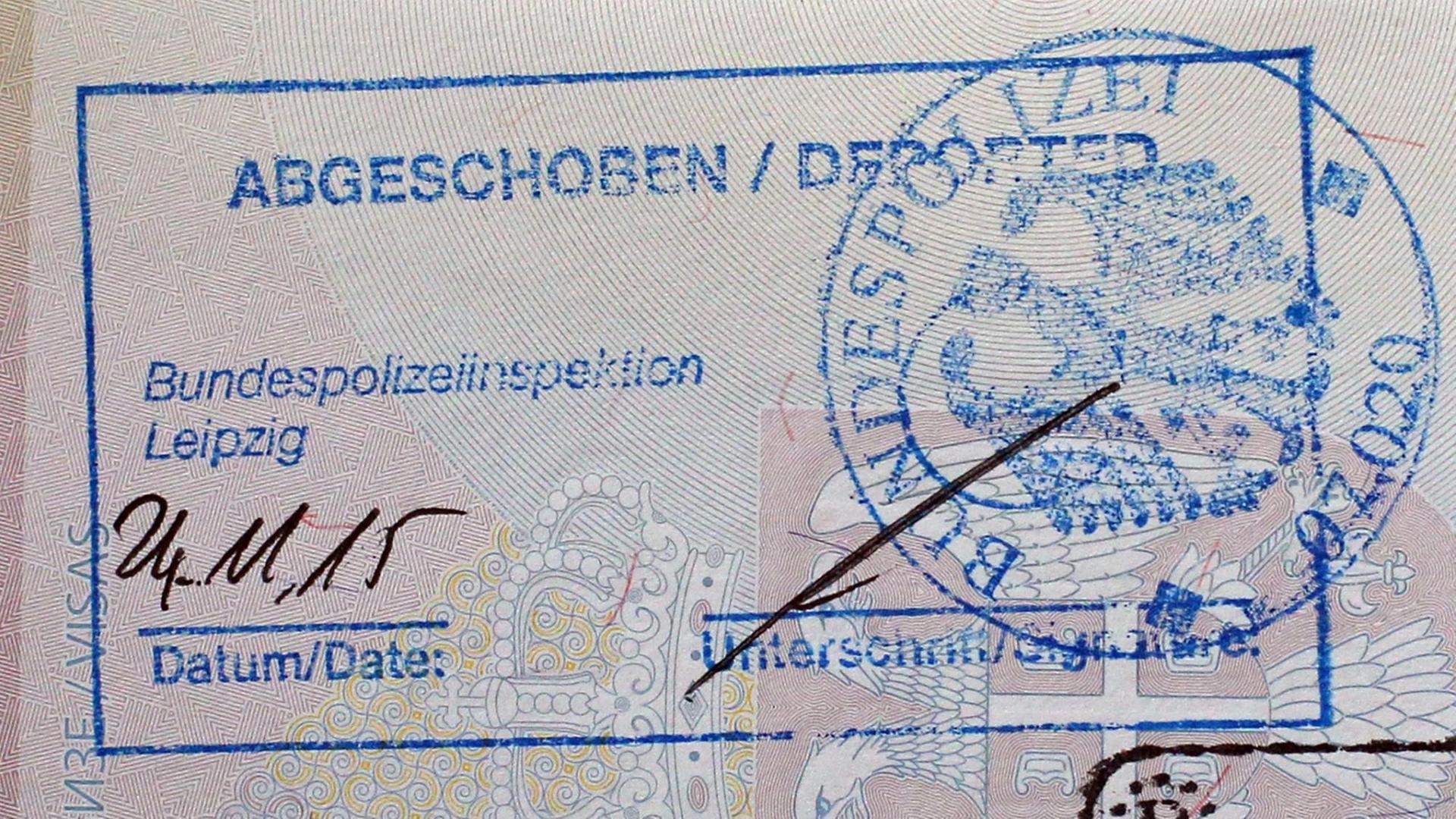 Ein Stempel mit der Überschrift "Abgeschoben" in einem serbischen Pass. Ein Stempel mit der Überschrift "Abgeschoben" in einem serbischen Pass.