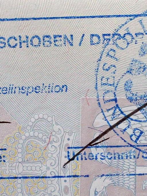 Ein Stempel mit der Überschrift "Abgeschoben" in einem serbischen Pass.