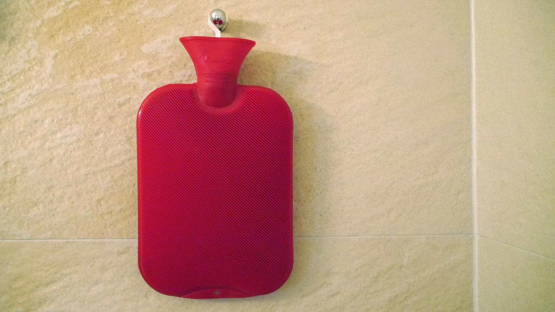 Eine rote Wärmflasche