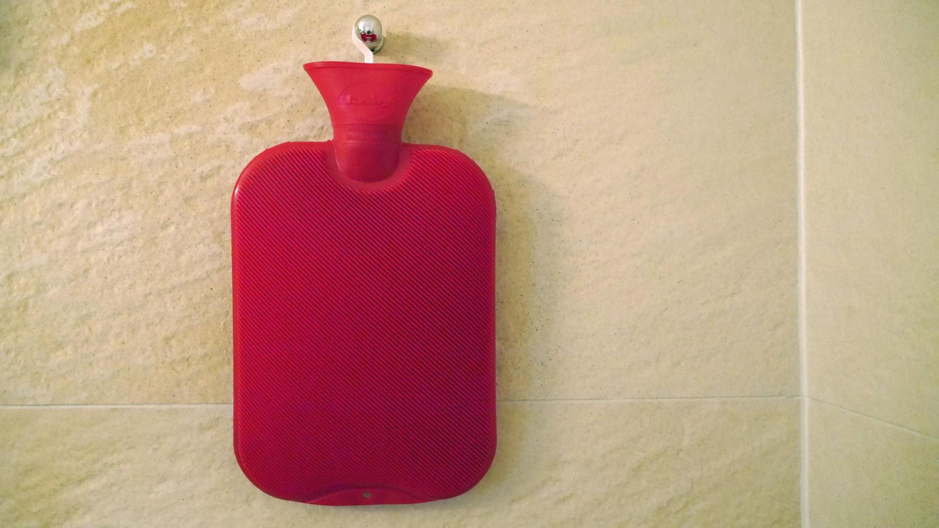 Eine rote Wärmflasche Eine rote Wärmflasche