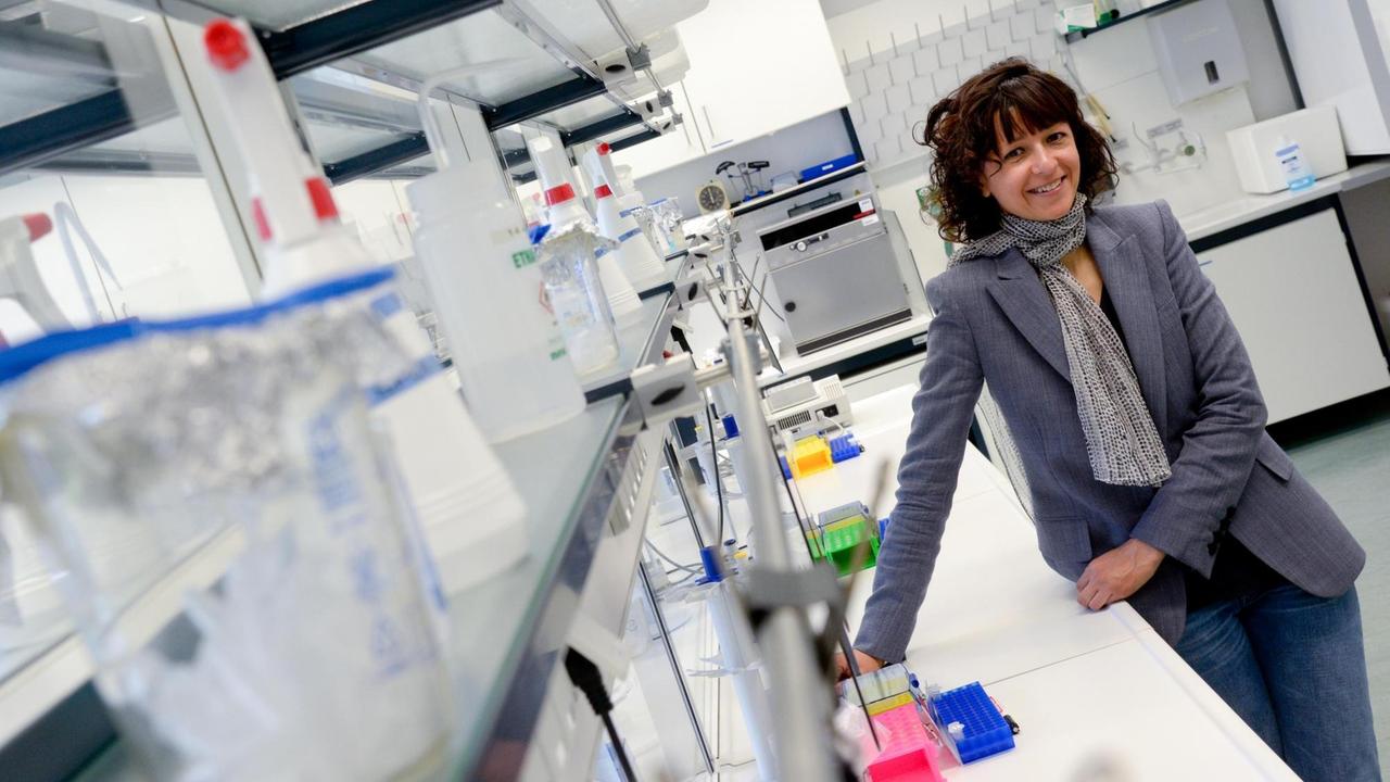 Die Forscherin Emmanuelle Charpentier steht am 19.05.2015 in einem Labor im Helmholtz-Zentrum für Infektionsforschung in Braunschweig (Niedersachsen).