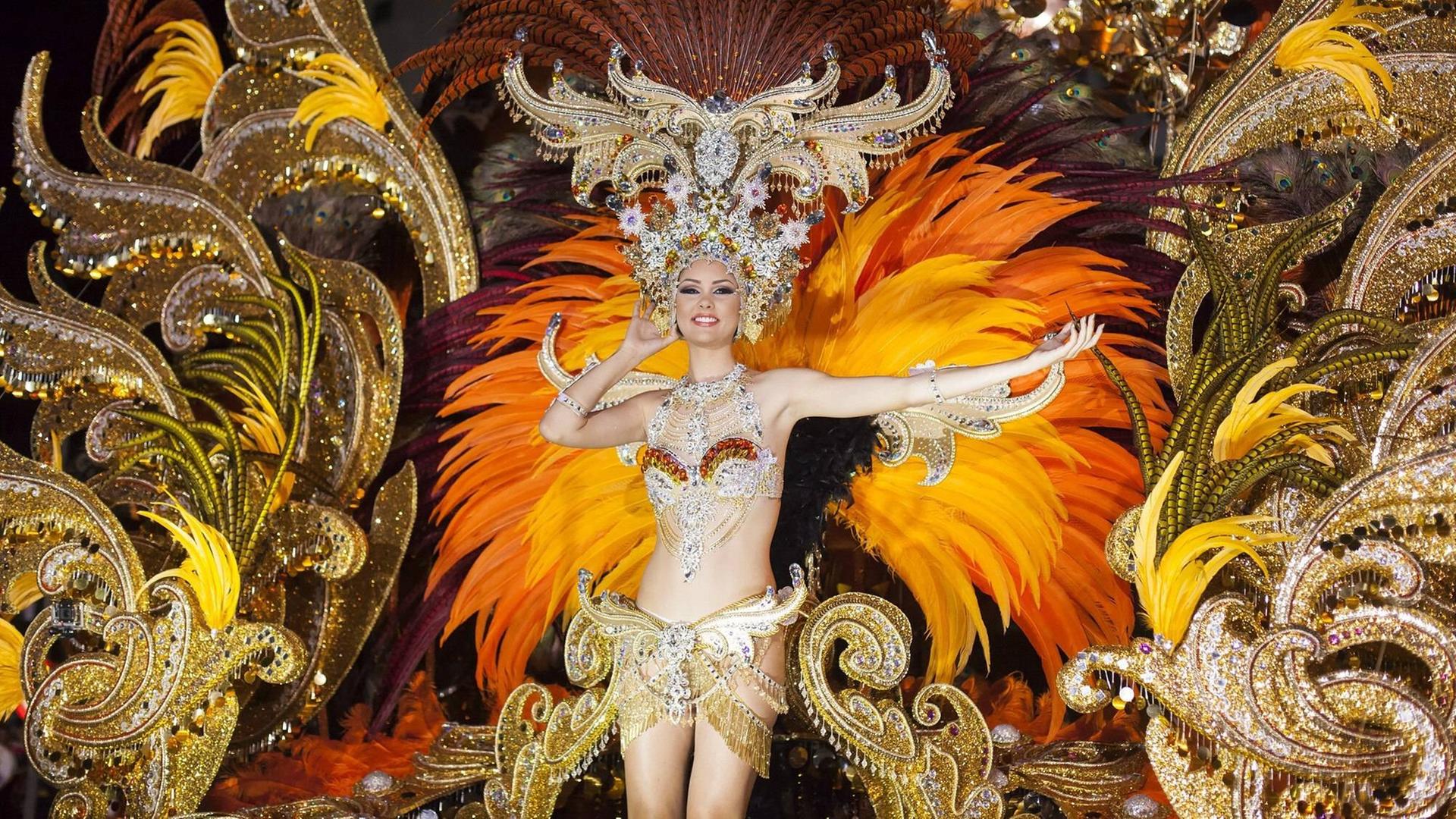 Karnevalskönigin Judit Lopez Garcia auf einer Parade in Santa Cruz auf Teneriffa.