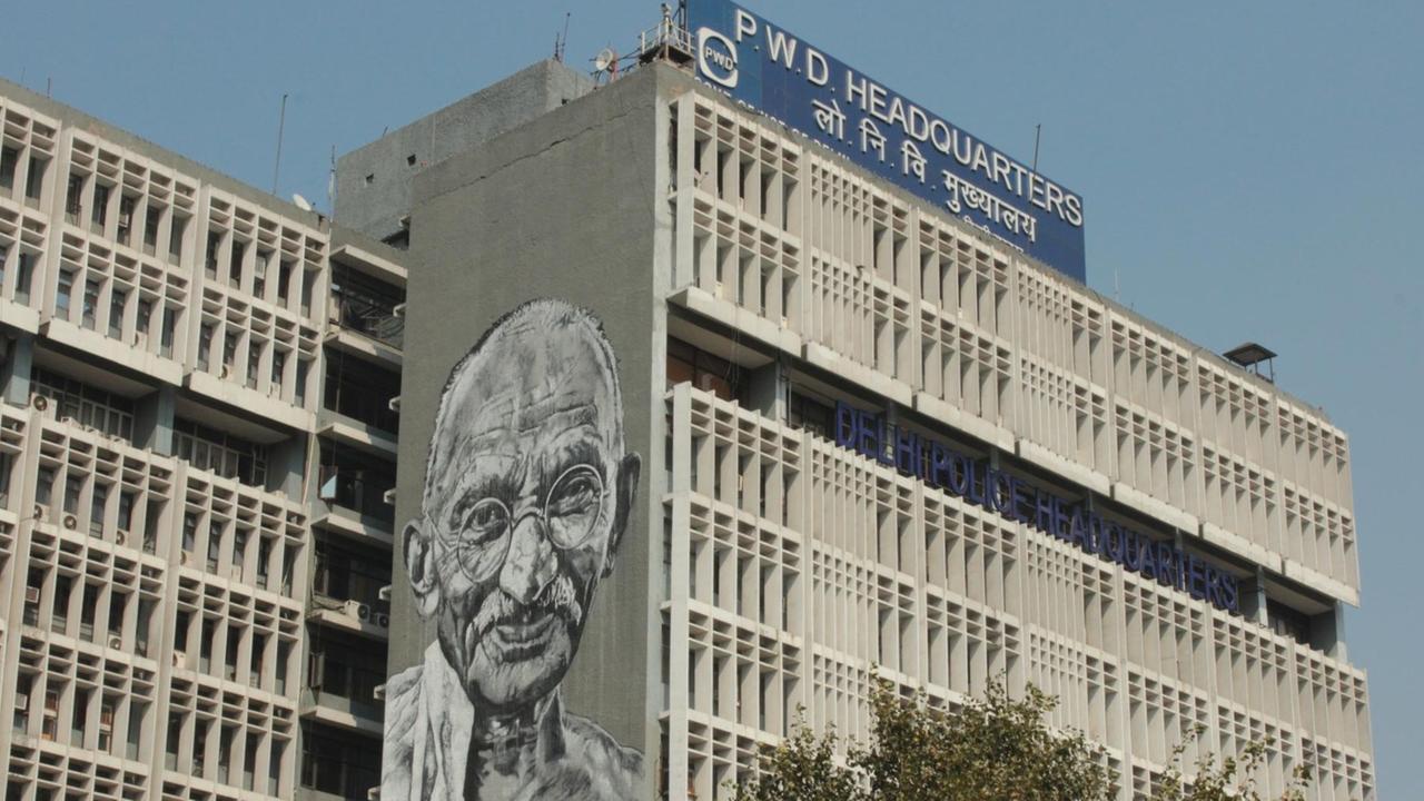 Der größte Gandhi in Indien prangt auf dem Polizeihauptquartier in Neu Delhi.