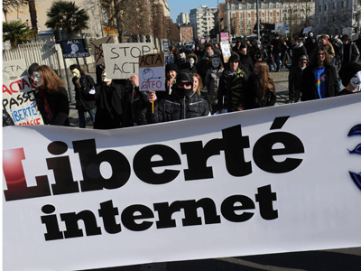 Demonstration für die Freiheit des Internets in Frankreich