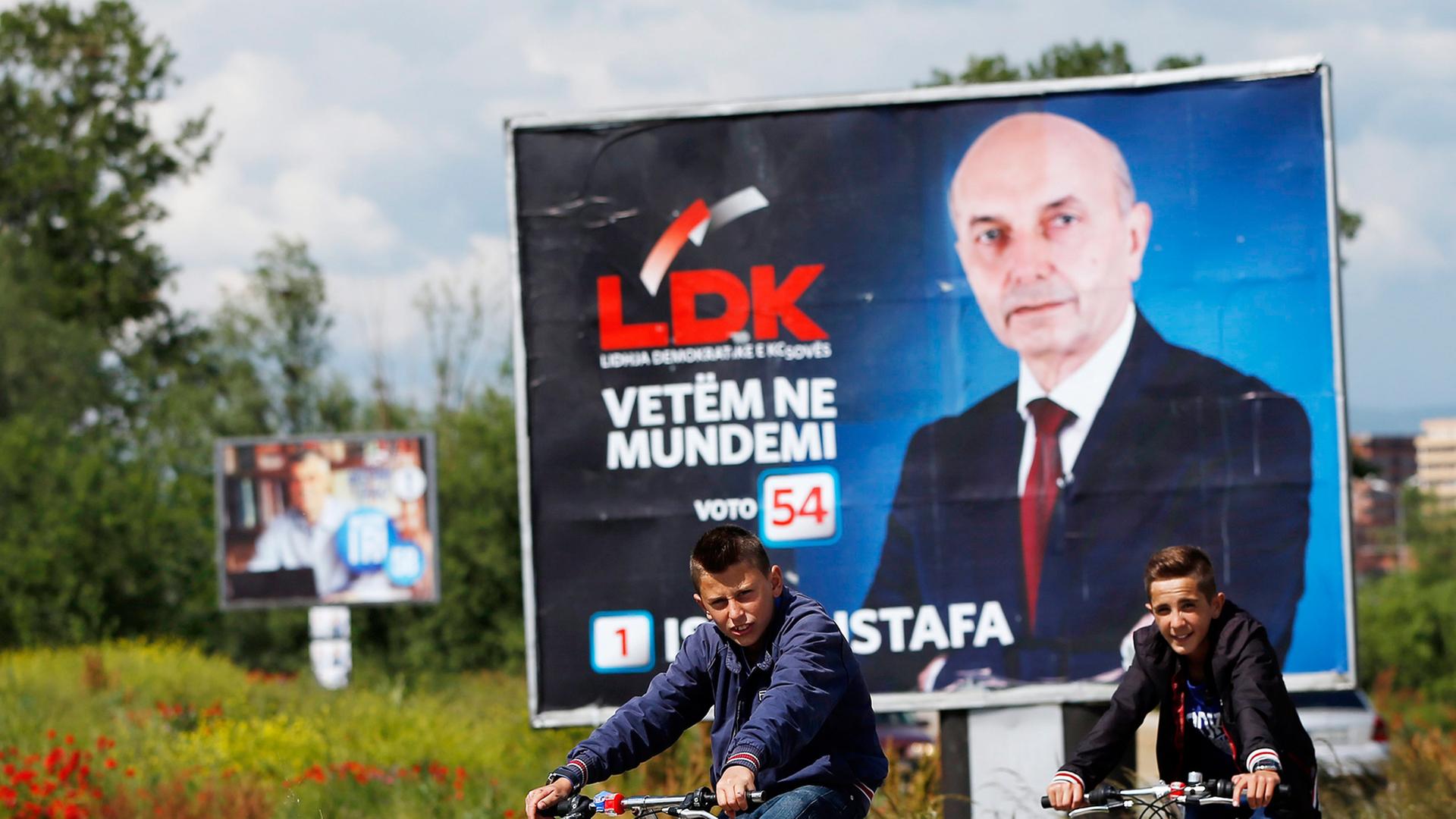 Wahlplakat der Demokratischen Partei LDK, der größten Oppositionspartei im Kosovo, 