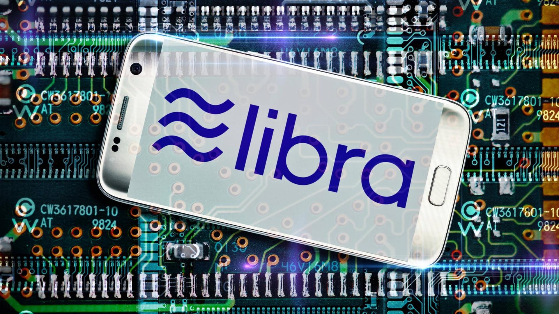 Schriftzug der Facebook-Kryptowährung Libra auf einem Smartphone-Display, im Hintergrund ist eine Platine zu sehen (Fotomontage) Schriftzug der Facebook-Kryptowährung Libra auf einem Smartphone-Display, im Hintergrund ist eine Platine zu sehen (Fotomontage)