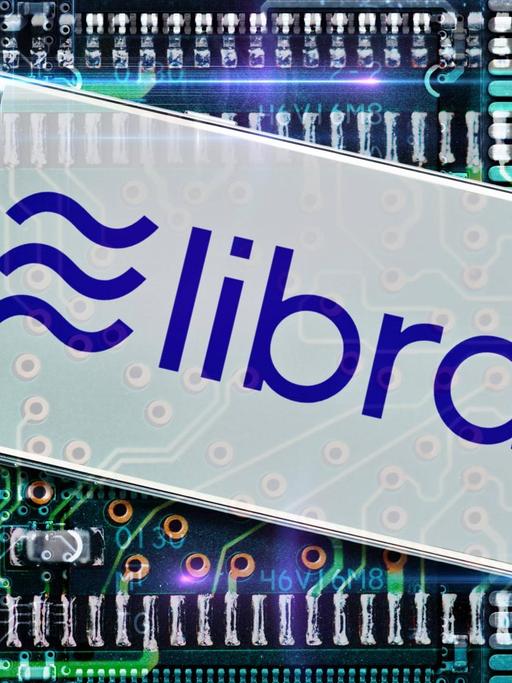 Schriftzug der Facebook-Kryptowährung Libra auf einem Smartphone-Display, im Hintergrund ist eine Platine zu sehen (Fotomontage)