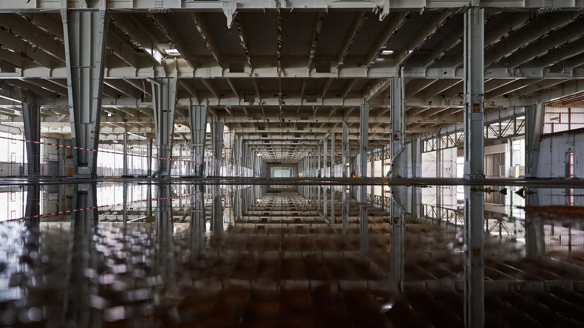 Blick in eine teilweise rückgebaute Produktionshalle des ehemaligen Opel-Werks Blick in eine teilweise rückgebaute Produktionshalle des ehemaligen Opel-Werks