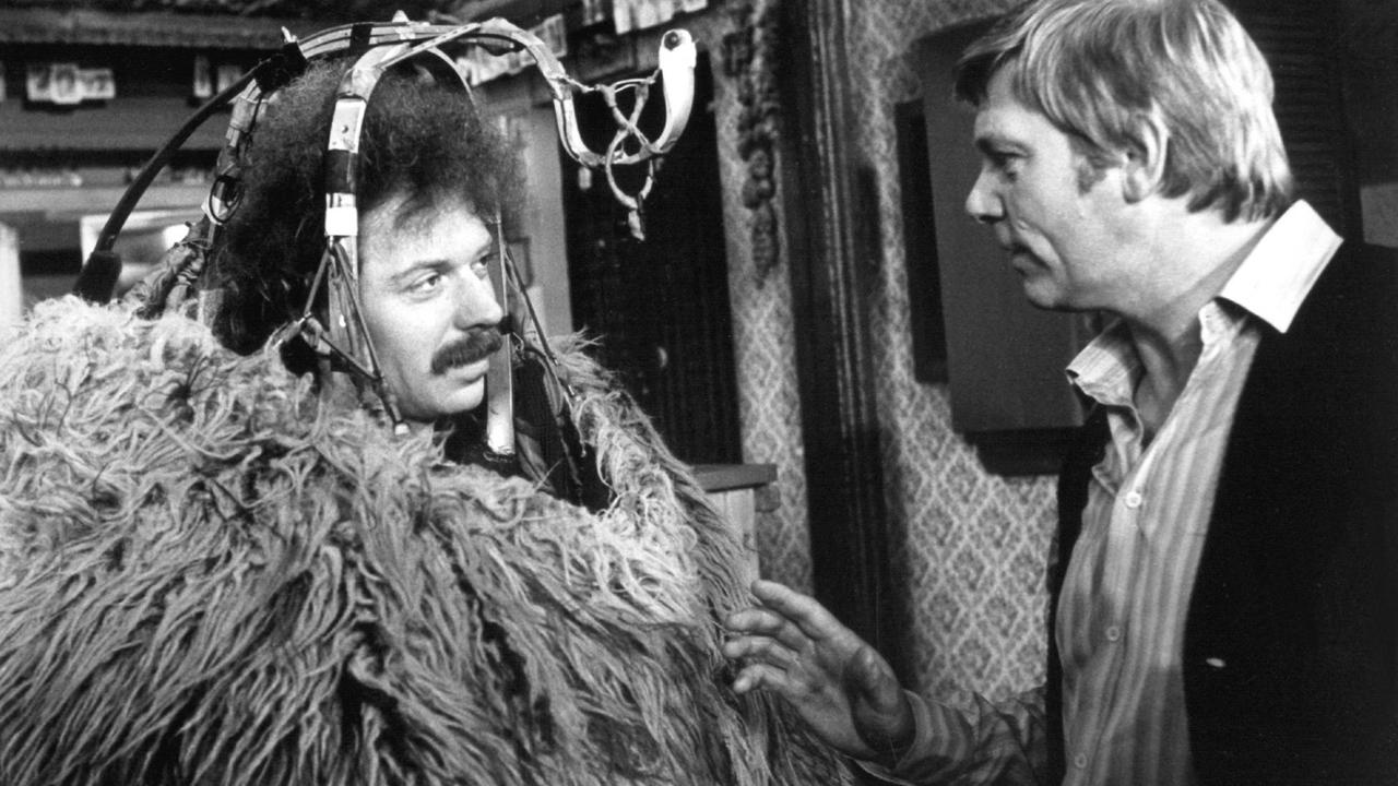 Der Schauspieler Uwe Friedrichsen (r) unterhält sich während der Dreharbeiten zu der deutschen Ausgabe der beliebten Vorschulserie Sesamstraße im Studio Hamburg des NDR mit Peter Röders, der in dem Kostüm des Zottelbärs Samson steckt. Der Schauspieler Uwe Friedrichsen (r) unterhält sich während der Dreharbeiten zu der deutschen Ausgabe der beliebten Vorschulserie Sesamstraße im Studio Hamburg des NDR mit Peter Röders, der in dem Kostüm des Zottelbärs Samson steckt.