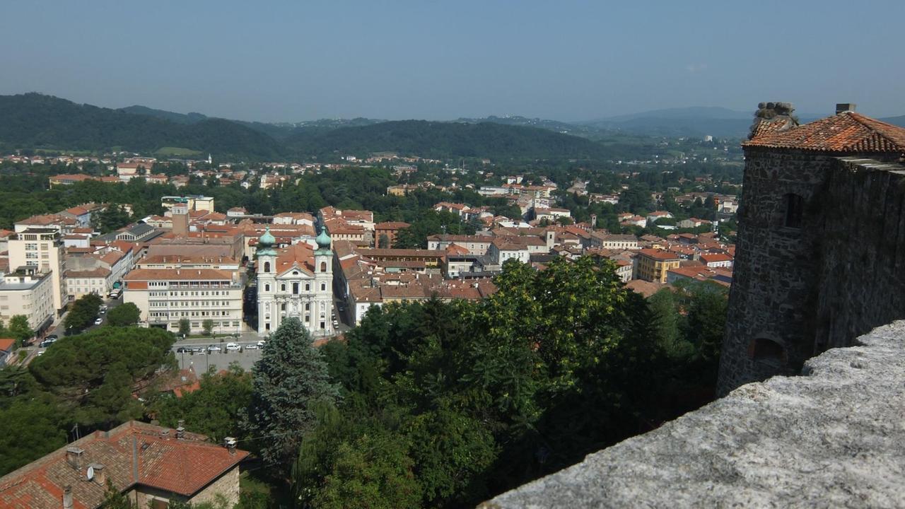 Blick vom Kastell hinunter auf die Stadt Gorizia - auch sie wurde im Krieg schwer in Mitleidenschaft gezogen, hat sich aber in vielen Straßenzügen ihren alten K.u.K.-Charme bewahrt. Blick vom Kastell hinunter auf die Stadt Gorizia - auch sie wurde im Krieg schwer in Mitleidenschaft gezogen, hat sich aber in vielen Straßenzügen ihren alten K.u.K.-Charme bewahrt.