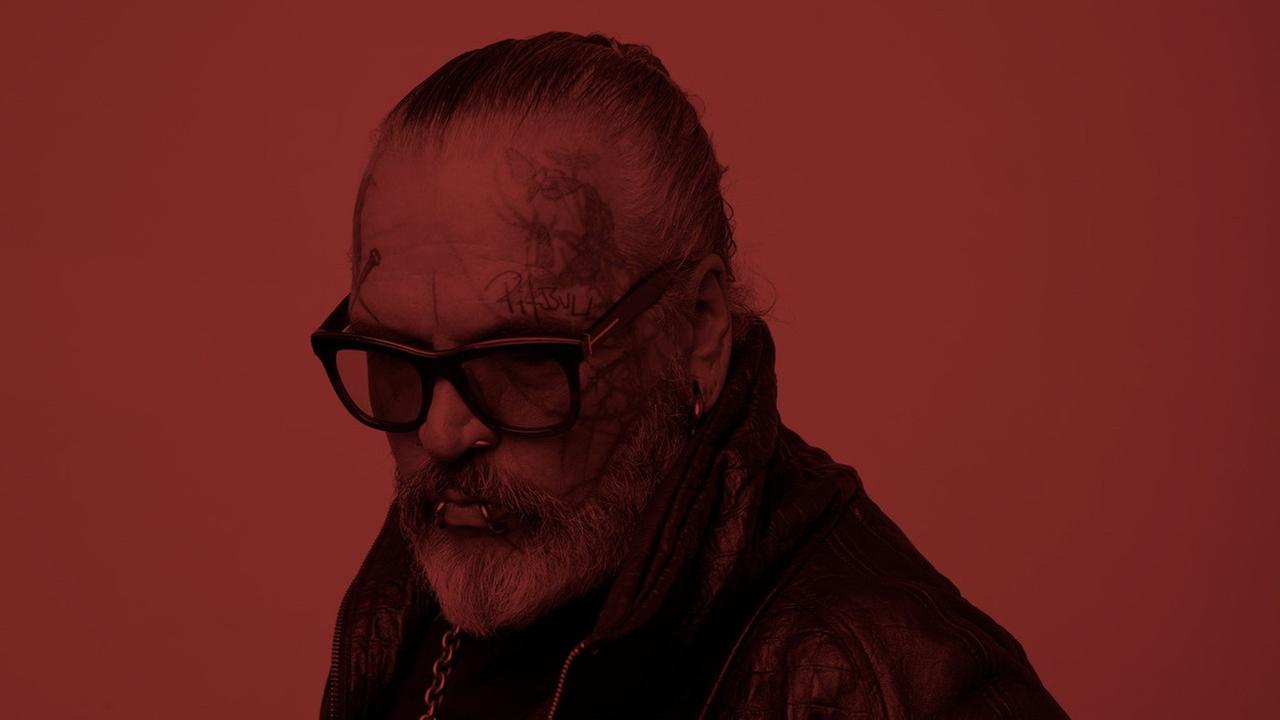 Ein rot eingefärbtes Porträtbild zeigt den Fotograf und Türsteher Sven Marquardt. Ein rot eingefärbtes Porträtbild zeigt den Fotograf und Türsteher Sven Marquardt.