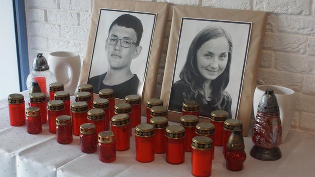 Fotos des ermordeten Journalisten Jan Kuciak und seiner Verlobten Martina Kusnirova stehen mit Kerzen auf einem Tisch